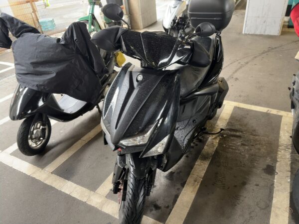 雨の日の駐輪場でびしょ濡れになったシグナスグリファス画像