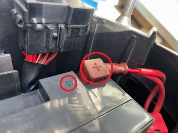 バッテリーのプラスと赤いコードの画像