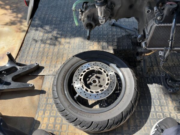 シグナスグリファスリヤタイヤ脱着画像