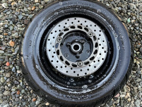 シグナスグリファスリヤタイヤ洗浄画像