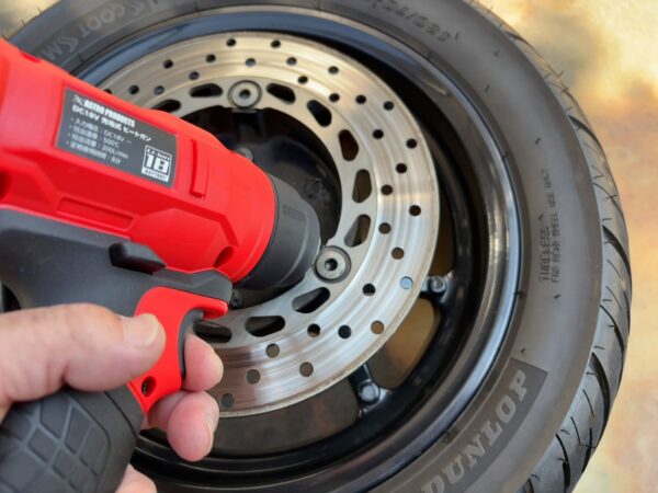 アストロプロダクツDC18V 充電式 ヒートガン使用中画像