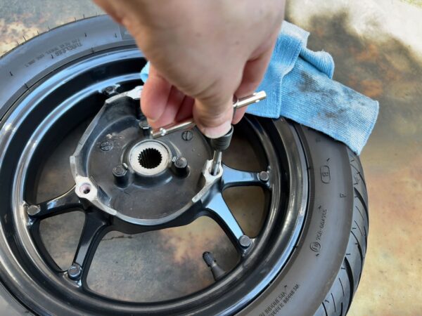 ボルト穴清掃画像