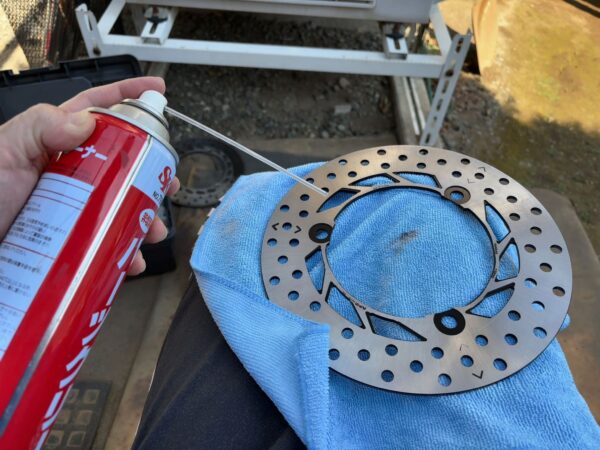 リヤディスクローター、パーツクリーナーで清掃画像