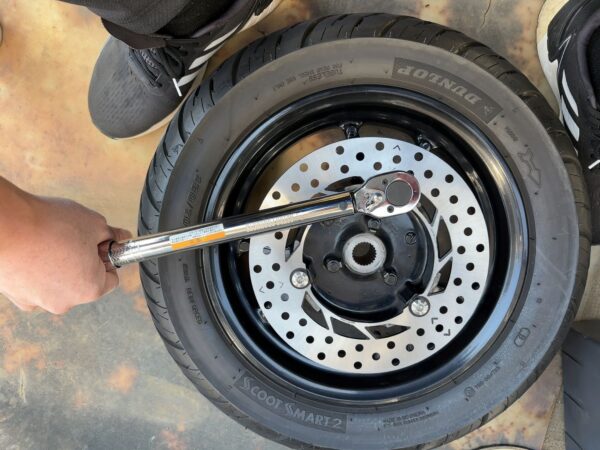 リヤディスクローターボルト締め付け画像