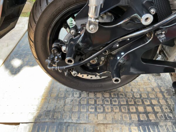 シグナスグリファスリヤタイヤ周辺画像