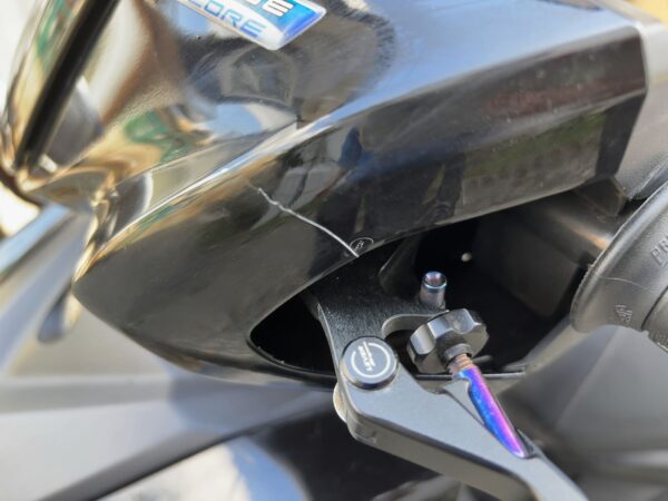 シグナスグリファスアッパーカウル割れ画像