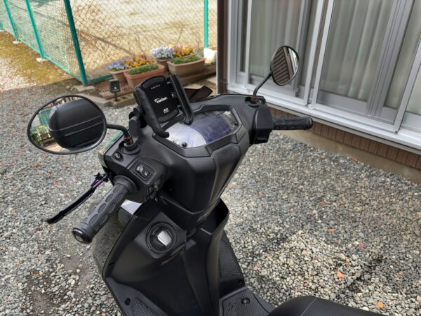 シグナスグリファススマホホルダーとクランプバーとバックミラー取り付け後画像