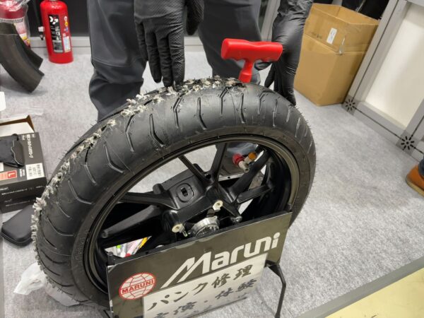 パンク修理実演画像