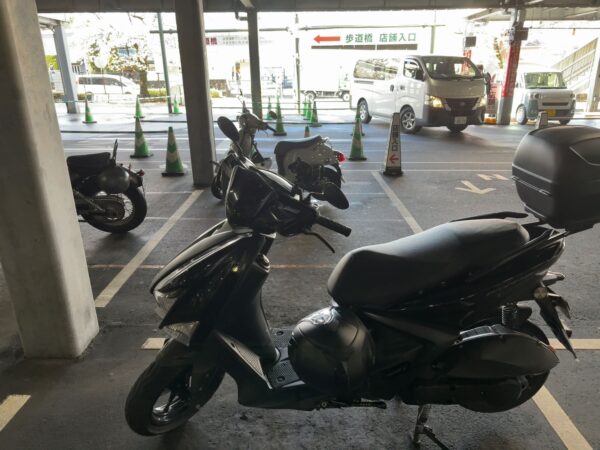 御殿場プレミアムアウトレット駐輪場とシグナスグリファス画像