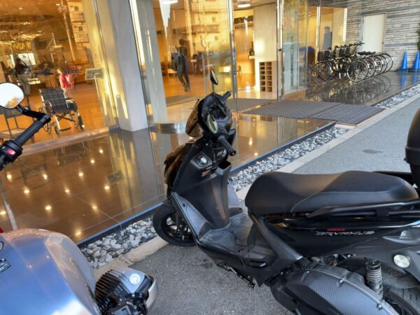 伊東園ホテル土肥の入り口とシグナスグリファス画像