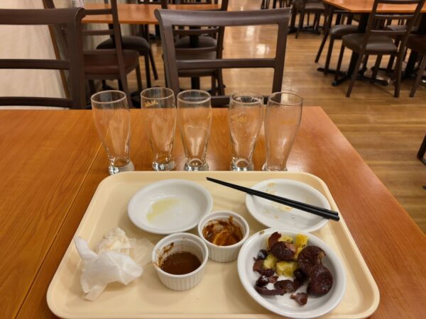 グラス5個、食べ終わり食器画像