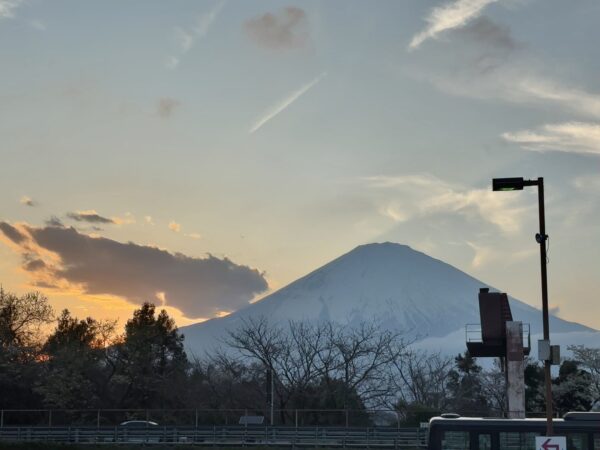 御殿場プレミアムアウトレットから見る富士山画像