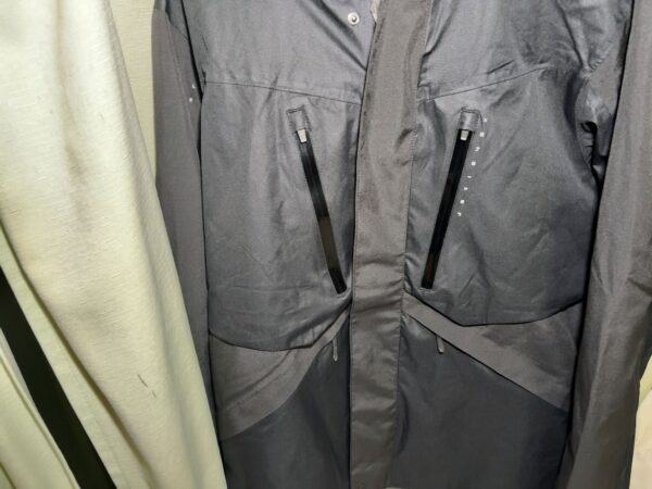 エックスシェルター(R)プレミアム超透放湿ウルトラレインジャケットフロントポケット画像