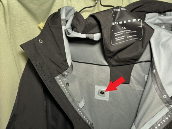 エックスシェルター(R)プレミアム超透放湿ウルトラレインジャケット内側フードボタン画像