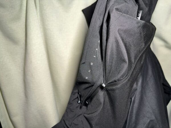 エックスシェルター(R)プレミアム超透放湿ウルトラレインジャケット首元ファスナー画像