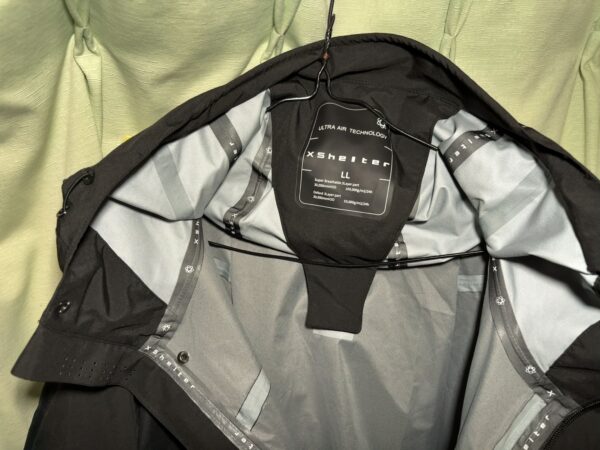 エックスシェルター(R)プレミアム超透放湿ウルトラレインジャケット内側フード収納画像