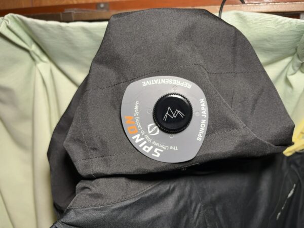 エックスシェルター(R)プレミアム超透放湿ウルトラレインジャケットフードダイヤル画像