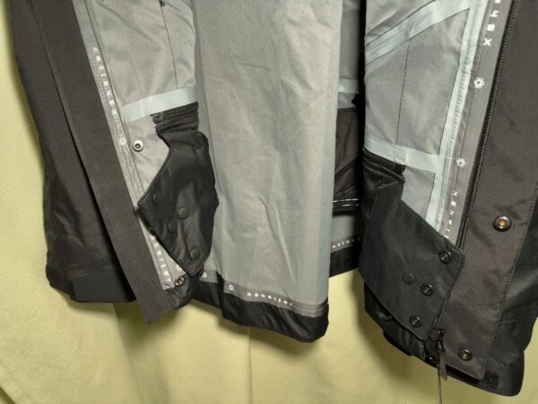 エックスシェルター(R)プレミアム超透放湿ウルトラレインジャケット腰内側ウィンドガード画像