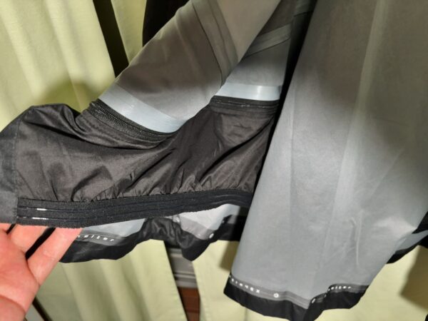 エックスシェルター(R)プレミアム超透放湿ウルトラレインジャケット腰内側ウィンドガード滑り止め付きゴム画像