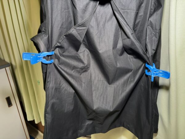 エックスシェルター(R)プレミアム超透放湿ウルトラレインジャケット背中ファスナー開いた画像