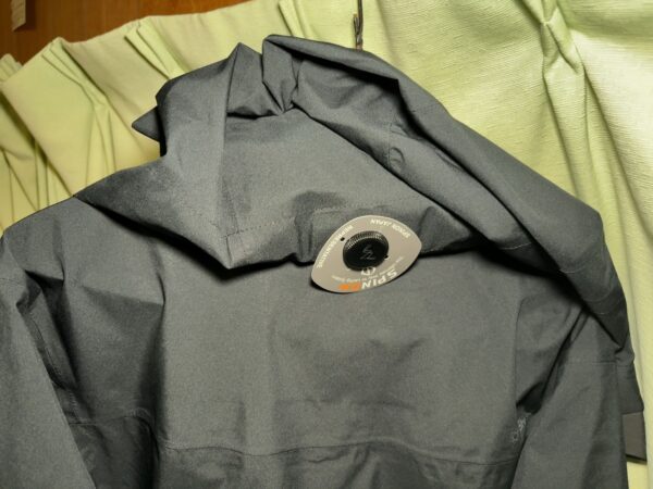 エックスシェルター(R)超透放湿レインジャケット首後ろのタグ画像