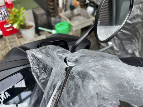 右側ミラー取り付ける画像