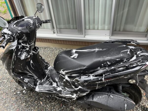 シグナスグリファス洗車している画像