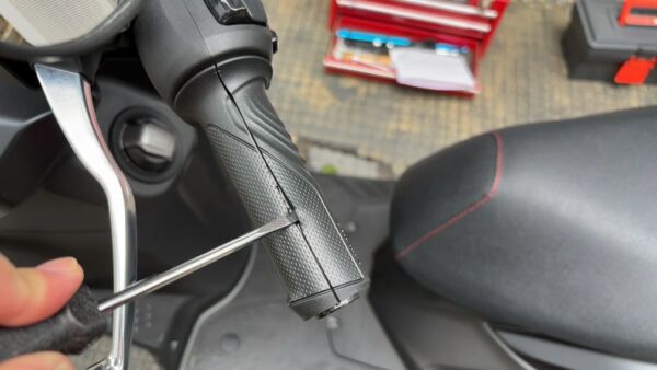 シール外し用ドライバーでノーマルグリップえぐり取る画像