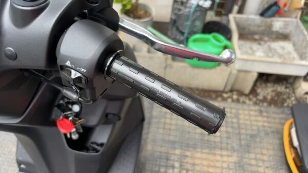 7型シグナスXスロットルスリーブ画像