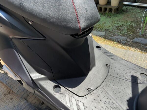 7型シグナスX シート下カバーとStar Bolt画像