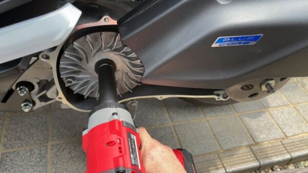 7型シグナスXプーリーナット外す画像