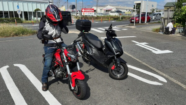7型シグナスとベネリTNT125とBADさん画像
