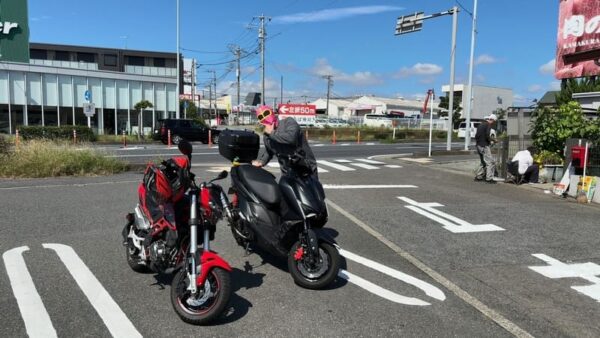 7型シグナスとベネリTNT125と桃レンジャー画像