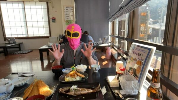 アジメギスフライ定食と桃レンジャー画像