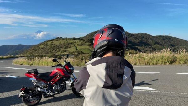 ベネリTNTを写真撮影するBADさんを後ろから盗撮する画像