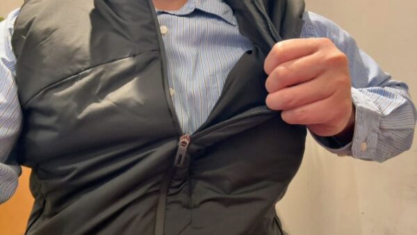 エックスシェルター着ているベストを脱ごうとする画像