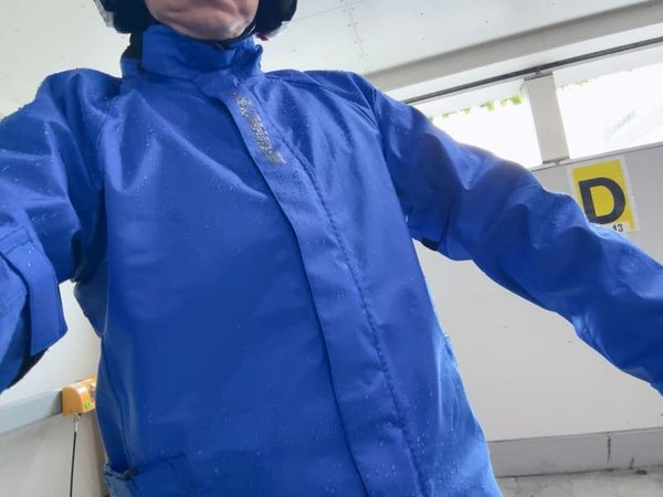 バイカーズレインスーツ着た画像