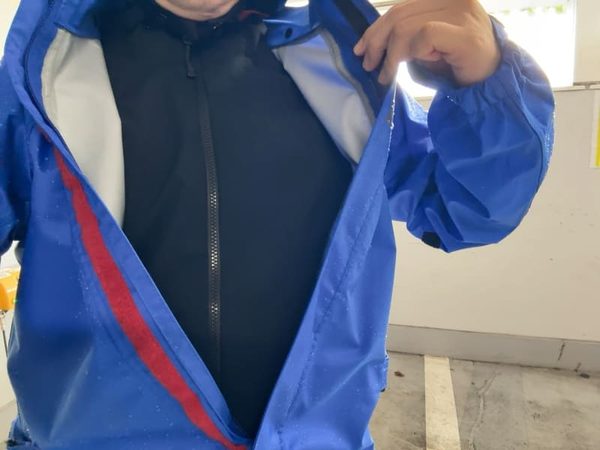 バイカーズレインスーツチャック開けた画像