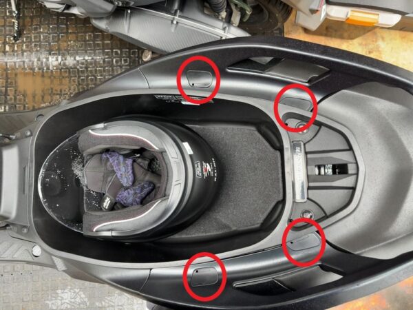 7型シグナスXグラブバーについているカバーを外す前の画像