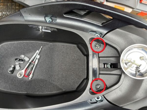 7型シグナスXシート下ボルト外す画像