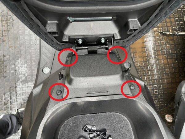 7型シグナスXシート下リベット外す画像
