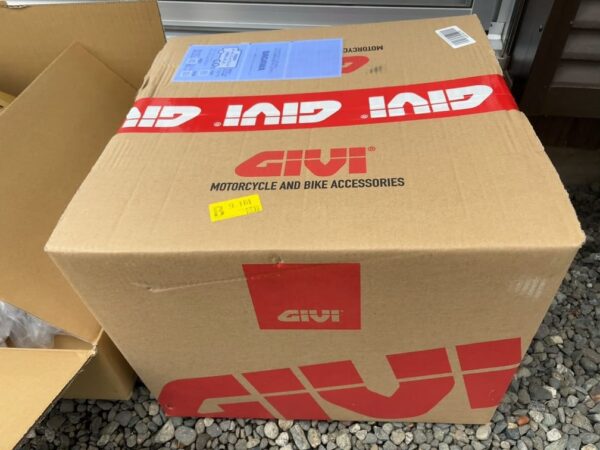 箱に入ったGIVI製スクエアボックス(B32NB-ADV)画像