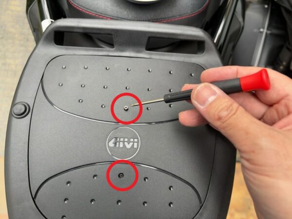 GIVIベースカバータッピングネジで止める画像