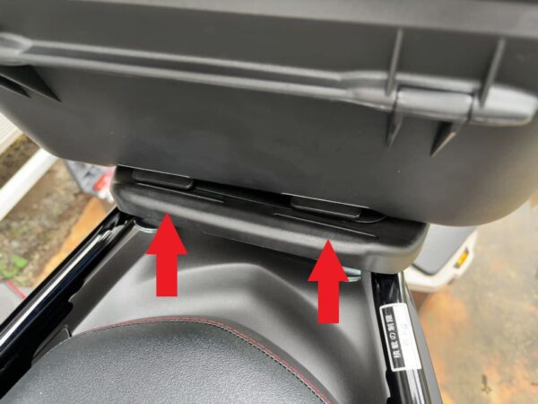 GIVI(B32NB-ADV)ケースのボトムシェル前側の凸部画像