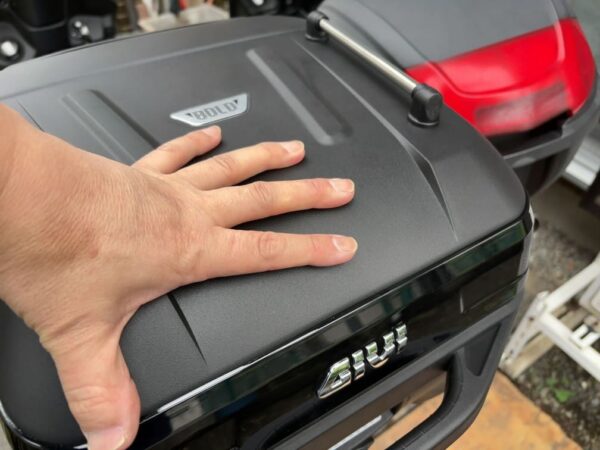 GIVI(B32NB-ADV)ボックスを上から押してツメを入れる画像