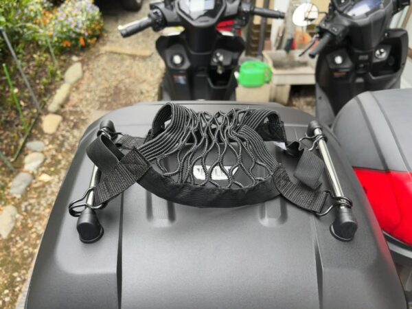GIVI(B32NB-ADV)ステンレスバーにネットを掛けた画像