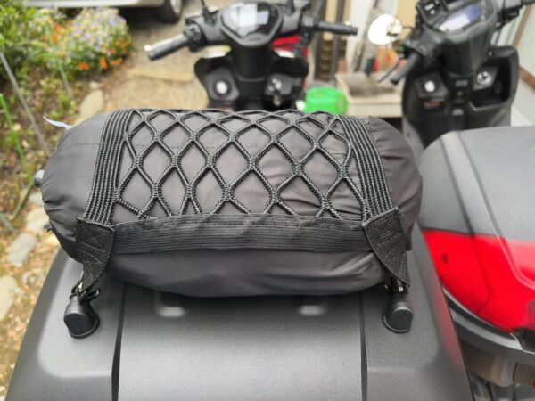 GIVI(B32NB-ADV)ステンレスバーにネットを掛け、レインウエアを挟んだ画像