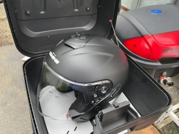GIVI(B32NB-ADV)にヘルメット入れた画像