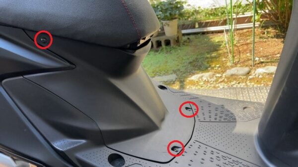 7型シグナスXシート下前カバー外す画像