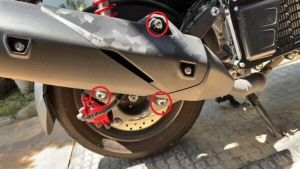 7型シグナスX マフラーボルト画像
